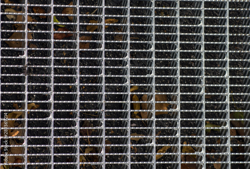 Gitter in rechteckiger Form im Querformat mit dunkelm Hintergrund