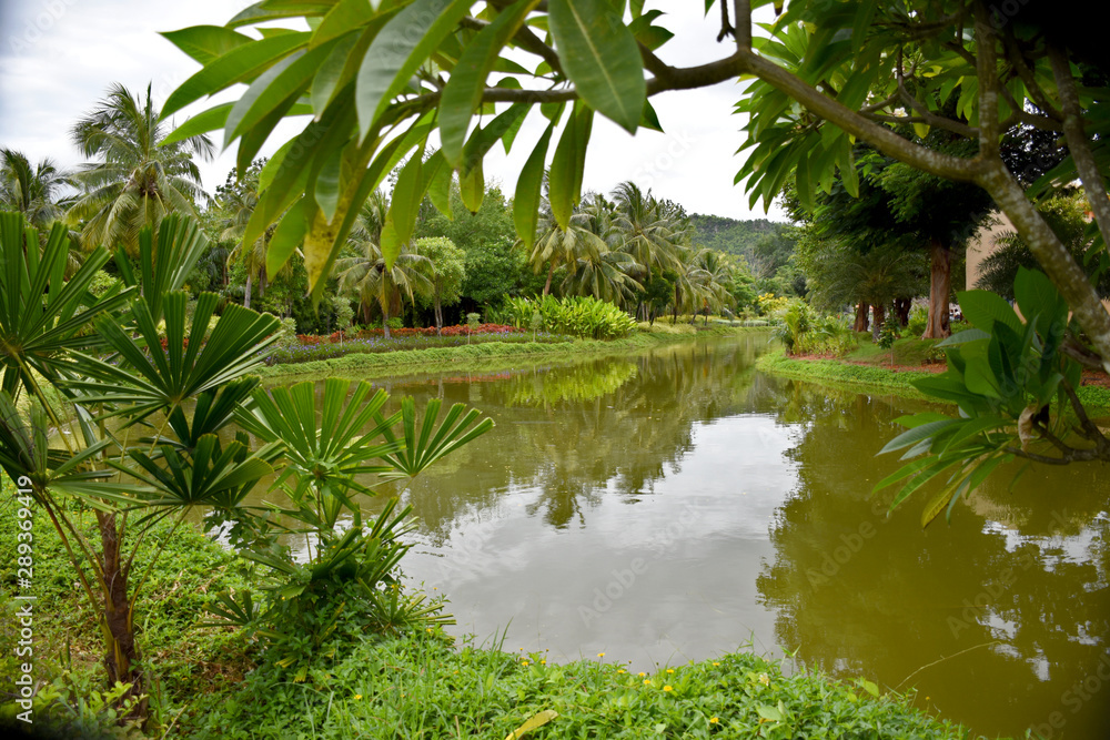 Obraz premium Kanchanaburi, Thailand, 09.09.2019: Beautiful garden, lake, traditional Thai, Siamese clothes, buildings of 
