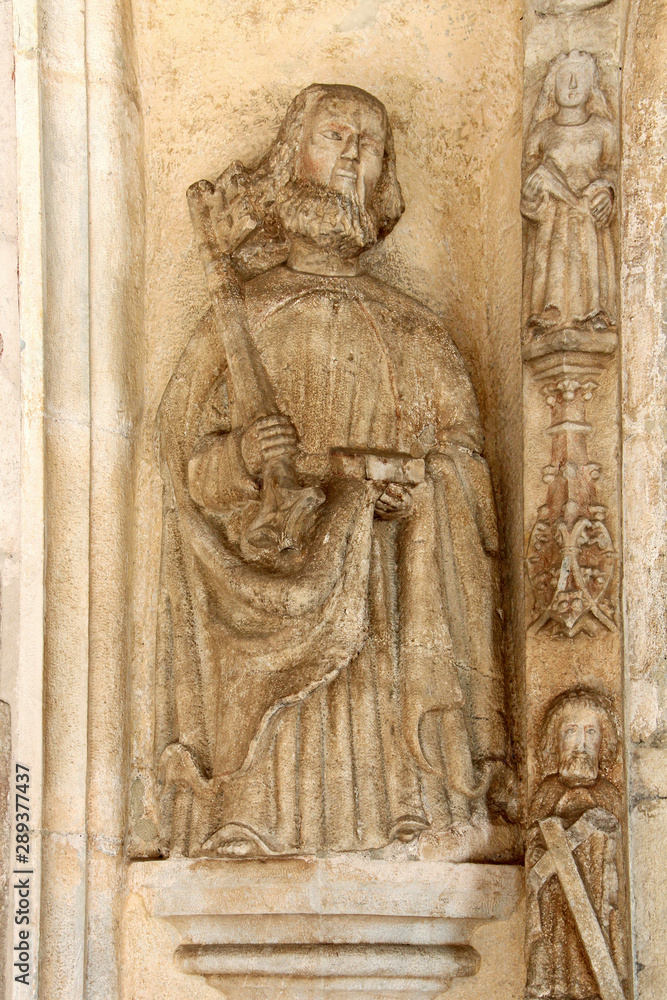 San Pietro; altorilievo del portale gotico della Pieve dell'Assunta a Cavalese