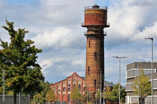Wasserturm der ehemaligen Zeche Anna in Alsdorf mit Museum Energeticon im Hintergrund
