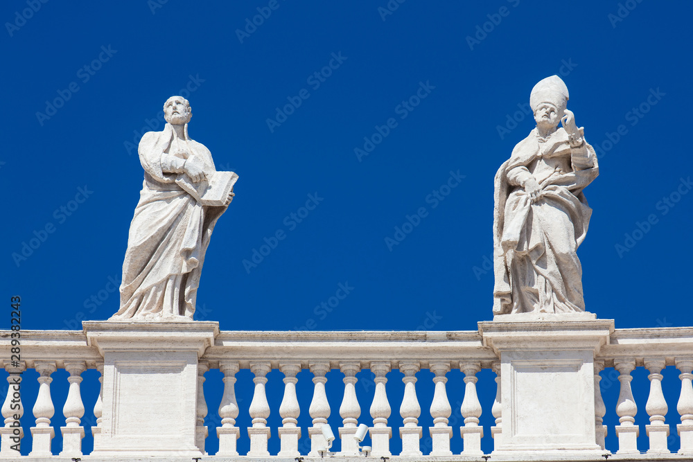 Obraz premium Detail of the statues of saints that crown the colonnades of St. Peter Square built on 1667 on the Vatican City