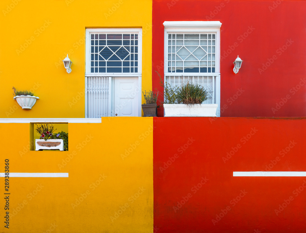 Φωτογραφία Yellow and Red facade with doors and windows in the colorful malay district of Bo Kaap in Cape Town, Western Cape province, South Africa