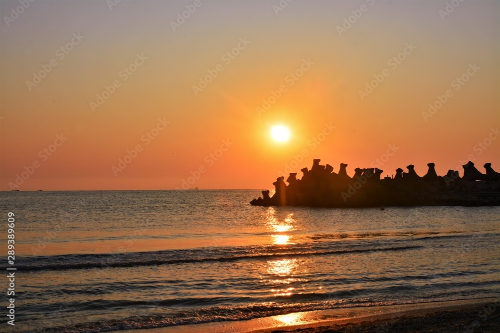 Fototapeta premium a sunrise at the seashore