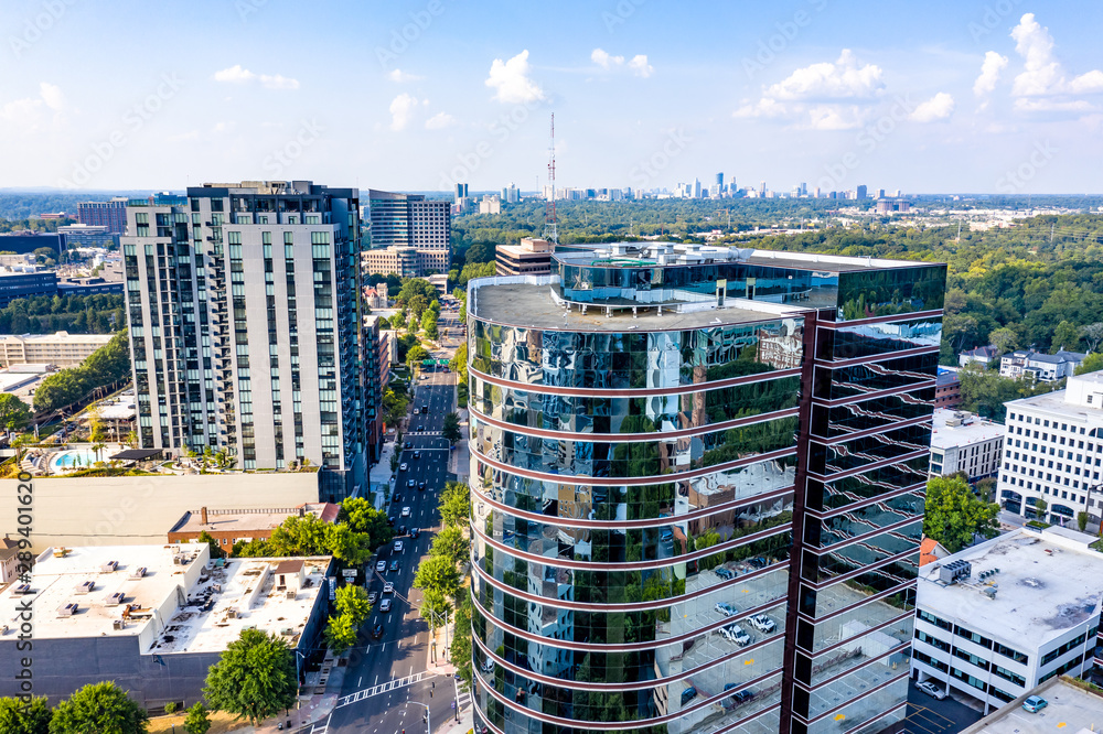 Obraz premium Aerial view picture of downtown Atlanta skyline and downtown Buckhead on the background