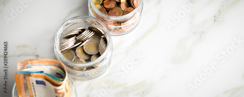 Cuadro en lienzo 3 Gläser Konten mit Euro Scheinen, 2€ Münzen und Wechselgeld zum haushalten und