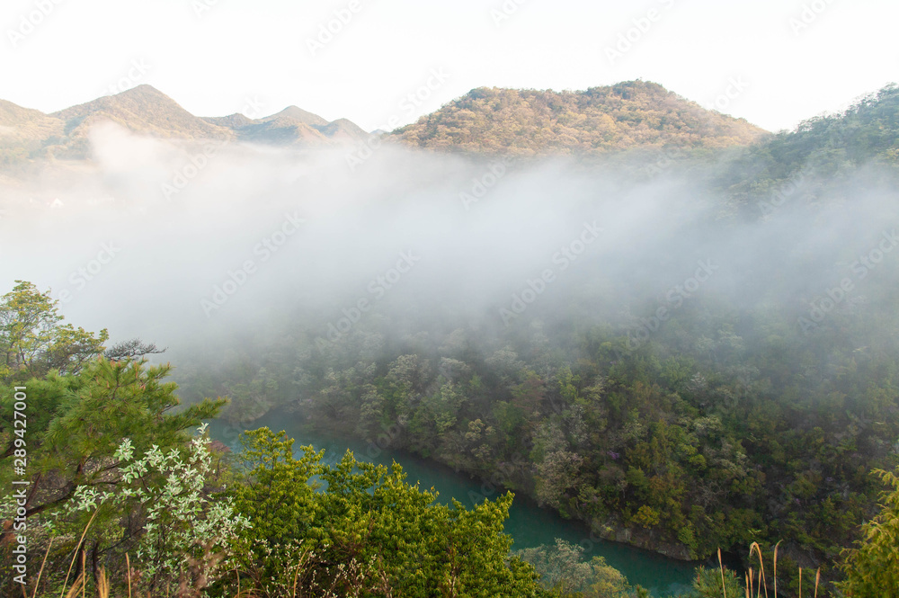 朝靄に包まれた湖と山 Stock Photo Adobe Stock