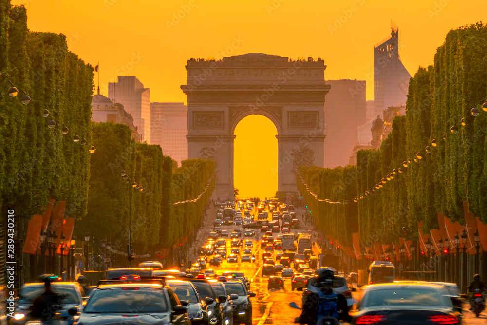 Fotografie Golden Sunset on the Champs Elysees