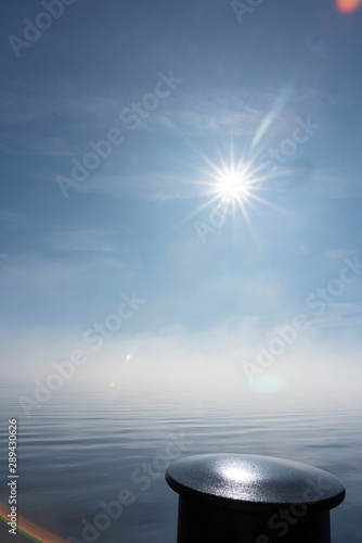 Aufsteigender Nebel   ber dem See mit ersten Sonnenstrahlen