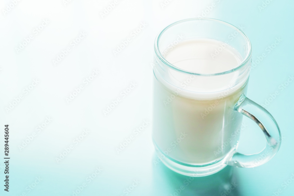 青基調の牛乳が入ったジョッキ 青基調の牛乳が入ったジョッキ