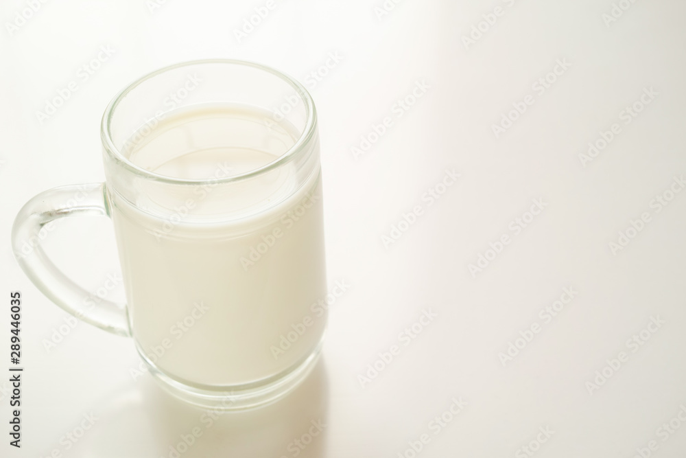 白基調の牛乳が入ったジョッキ 白基調の牛乳が入ったジョッキ