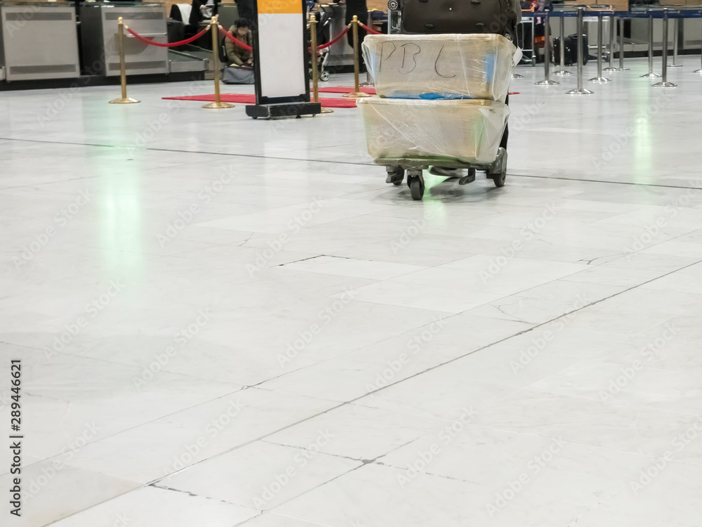 Obraz premium Airport rush. people with their suitcases walking along a corridor