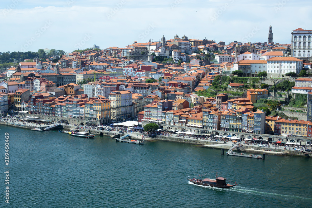 Bateau longeant la côte du Douro pour arrivé au port dans la vieille ville de Porto au Portugal.
