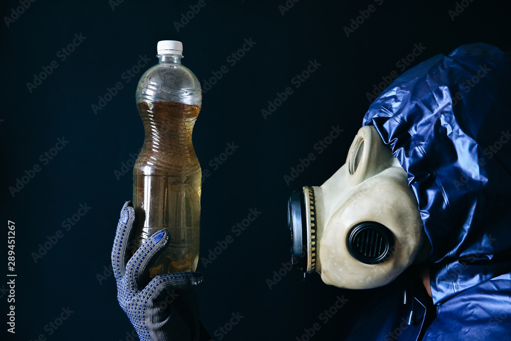 Man in the gas mask holding plastic bottle with dirty water. Radiation  influence. Environmental pollution. Chernobyl concept. Dangerous nuclear  power. Ecological disaster. Stock-Foto | Adobe Stock