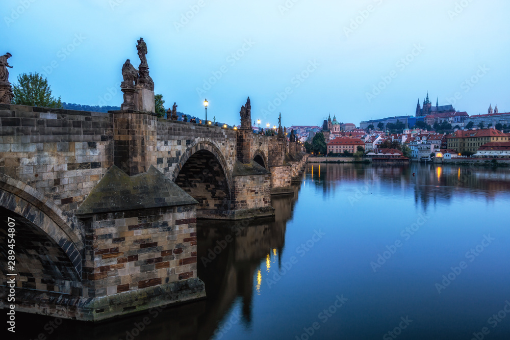Fototapeta premium charles bridge and prague castle morning