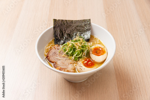 鶏白湯塩ラーメン