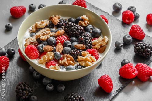 Schale mit Joghurt Beeren, Nüssen und Mandeln