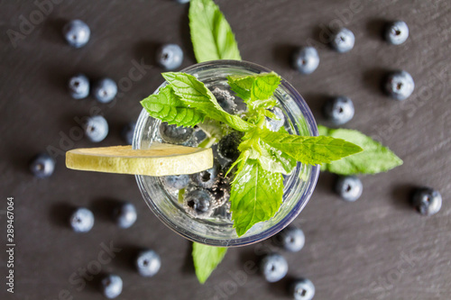 Mineralwasser mit Beeren und Minze