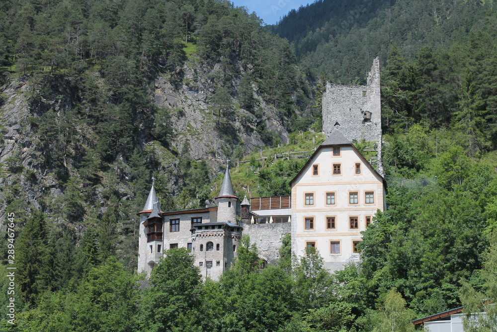 Ausblicke auf dem Fernpass zum Schloss Fernstein Ausblicke auf dem Fernpass zum Schloss Fernstein