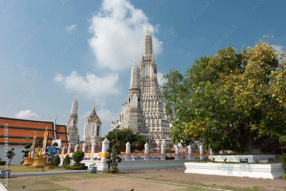  Arun Ratchawararam Temple in Bangkok,Thailand
