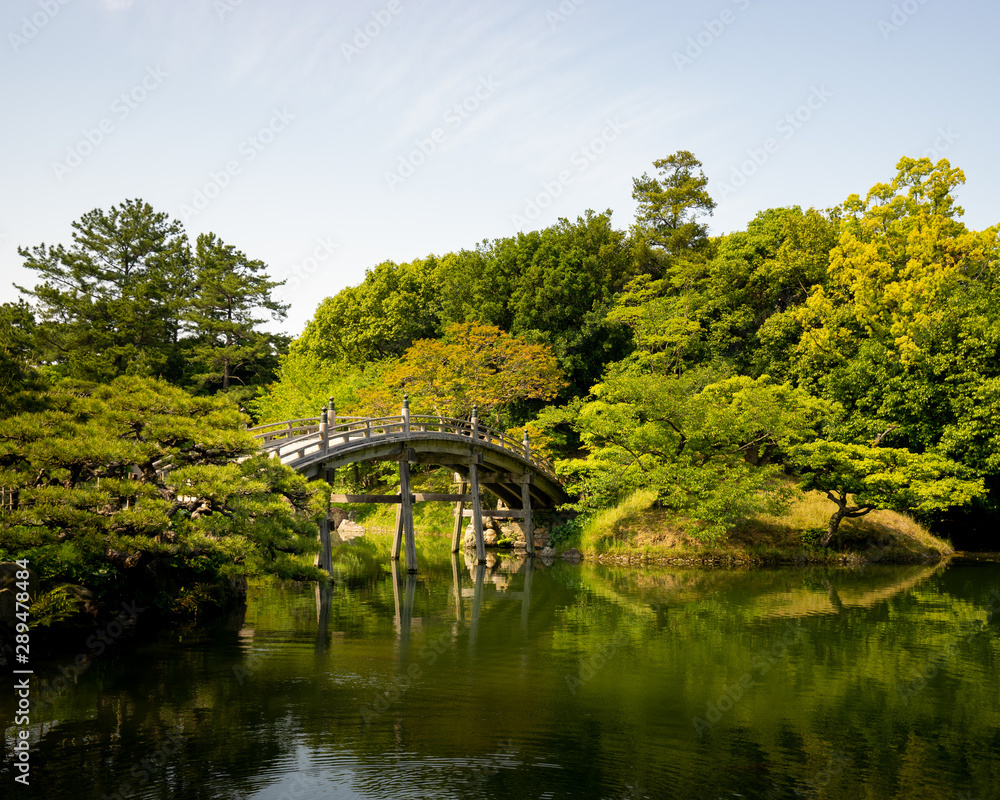 Pont au dessus d'un étang dans un jardin japonais