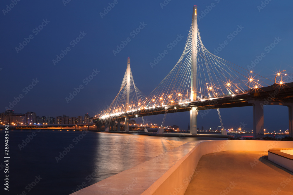 Obraz premium View of the Yacht Bridge in St. Petersburg in the evening