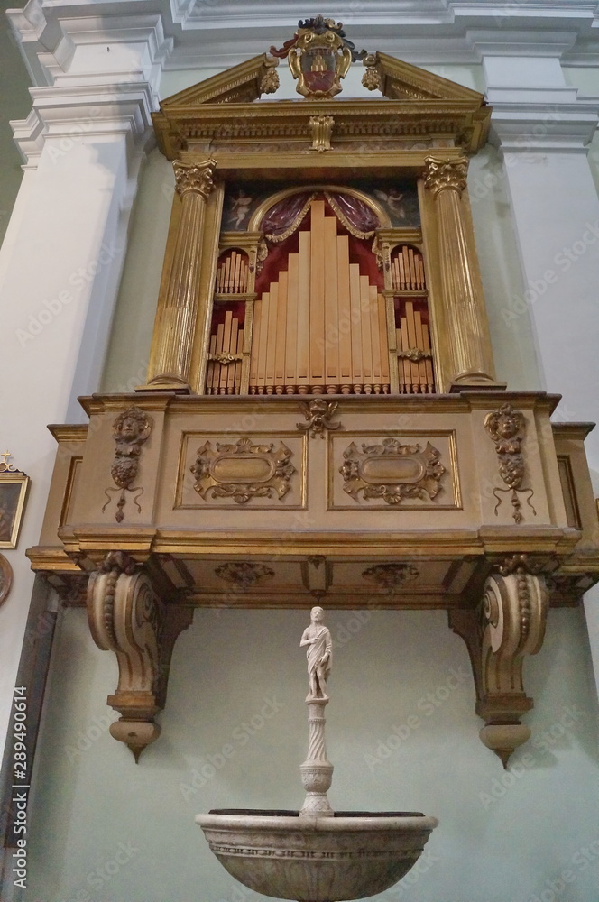 Fototapeta premium Pipe organ inside of the cathedral of Colle Val d'Elsa, Tuscany, Italy