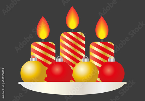 Ornamentación navideña de velas y bolas rojas y doradas.