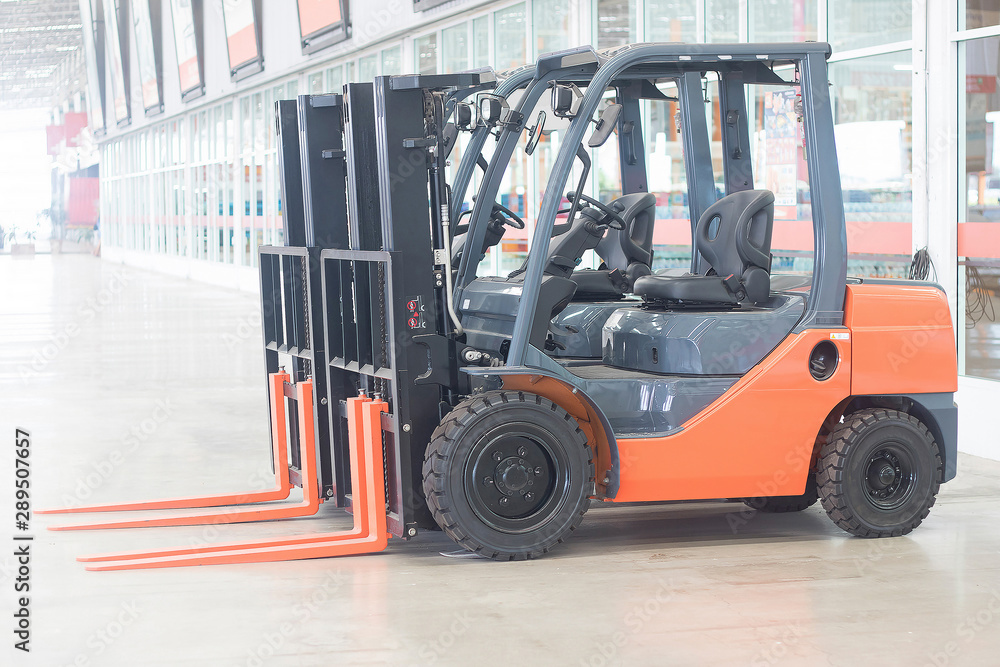 red electrical forklift truck for service indurtrail container transport store heavy weight