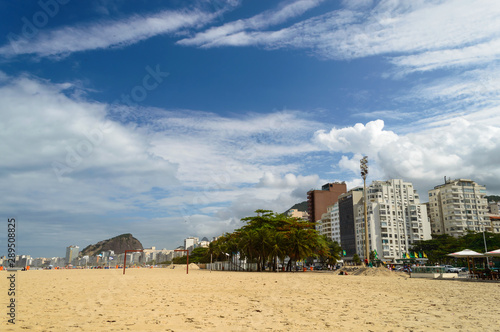 Playa de Copacabana en Río de Janeiro con el skyline de la ciudad