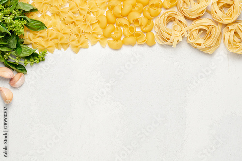 Obraz na płótnie Different types of Italian pasta, fresh basil and garlic w salonie