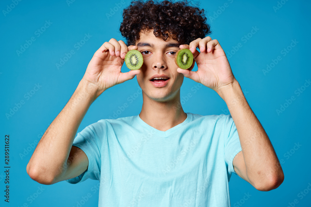 Naklejka premium boy with binoculars