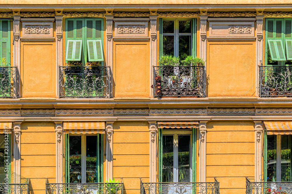 Hausfront mit Fenstern Hausfront mit Fenstern