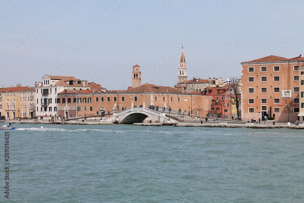 Lagune von Venedig mit Brücke