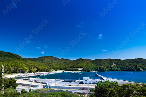 快晴の三陸牡鹿半島の漁港