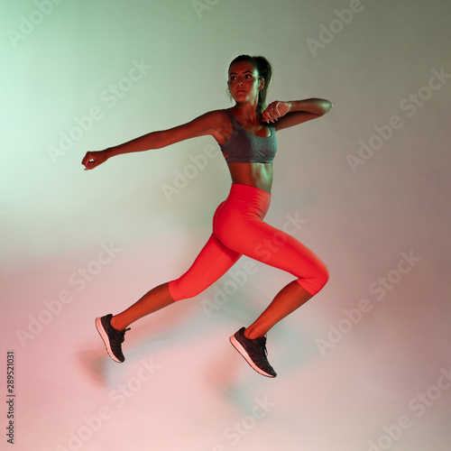 Side view of athlete exercising © Freepik