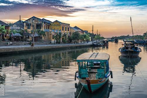 Coucher de soleil a Hội An, ville classée patrimoine historique par l'Unesco photo