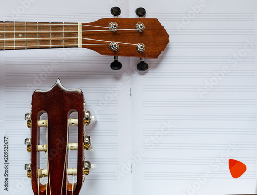 Gitara i ukulele. Instrumenty drewniwne , szarpane. Nylonowe struny. Instrumenty muzyczne.