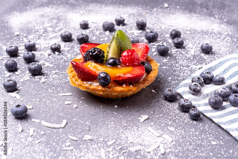 Obraz premium Small Fresh fruit tart with various fruits, Sweet dessert