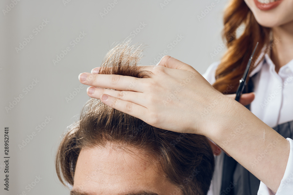 Naklejka premium woman combing her hair