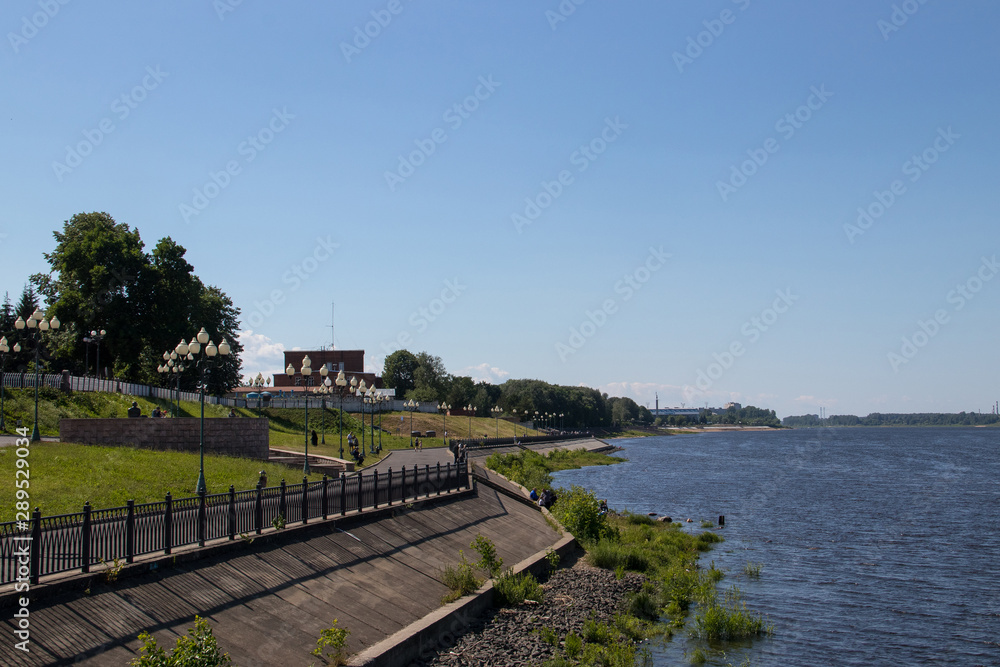 Embankment of the Volga in Rybinsk. The ship approaches the pier