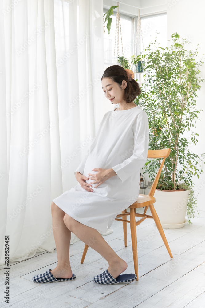 おなかを触る妊婦	