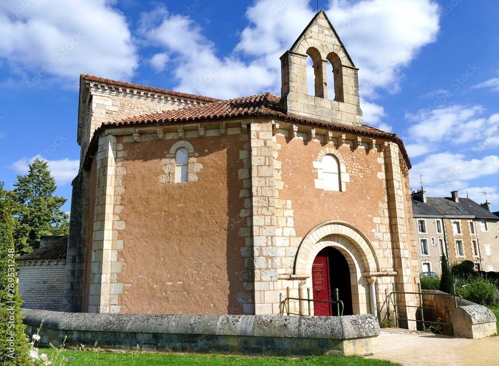 Façade nord du baptistère Saint-Jean à Poitiers