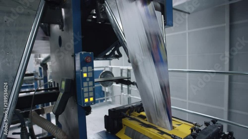 Papierstrecke wird nach unten geleitet - Papertrail goes down 4K ProRes Footage