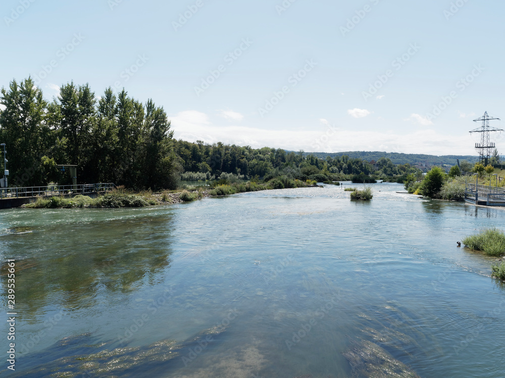 Der Rhein. Ehemaliger Rheinlauf zwischen Rheinfelden (Baden) in Deuschtland und Rheinfelden (Schweiz). Naturraum Rhein, vielfältige Ufervegetation. Naturschutzgebiet Hangwald und Saline Riburg Der Rhein. Ehemaliger Rheinlauf zwischen Rheinfelden (Baden) in Deuschtland und Rheinfelden (Schweiz). Naturraum Rhein, vielfältige Ufervegetation. Naturschutzgebiet Hangwald und Saline Riburg
