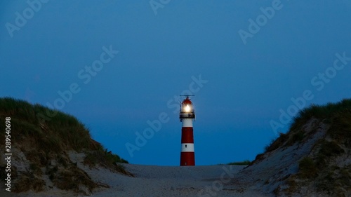 Leuchtturm an der Nordsee bei Sonnenuntergang