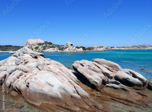 il meraviglioso mare limpido e turchese dell'isola de La Maddalena, in Italia photo