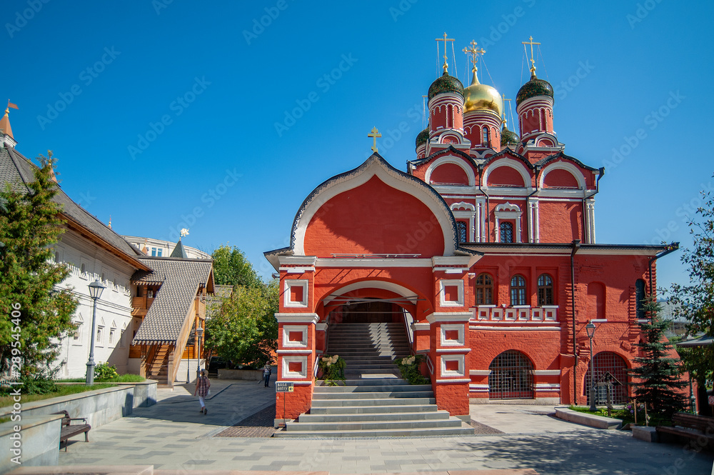 Φωτογραφία The monastery is based on the estate of the Romanov boyars and bears the name of the Romanov clan relic - the icon of the Mother of God Heavenly Sign