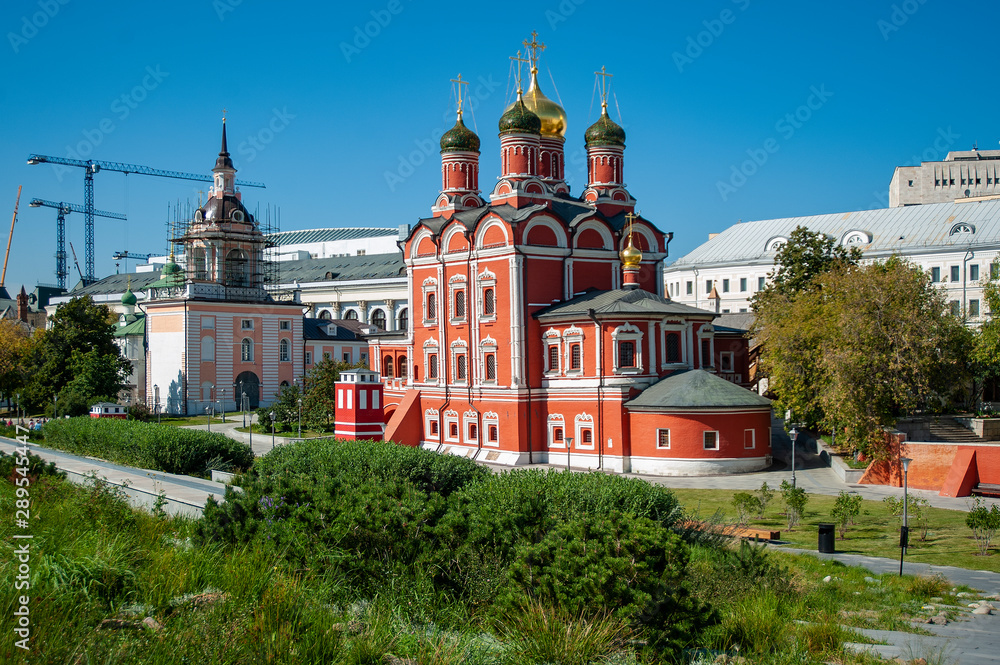 The monastery is based on the estate of the Romanov boyars and bears the name of the Romanov clan relic - the icon of the Mother of God 