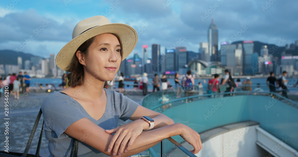 Fototapeta premium Travel woman look around the city of Hong Kong