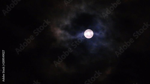 中秋の名月。雲懸かる月。七十二候、鶺鴒鳴、せきれいなく。月イメージ素材